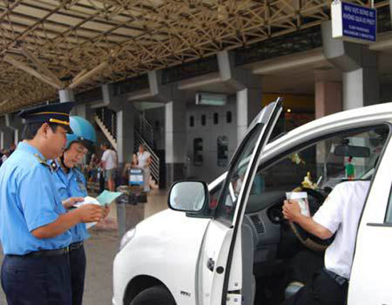 Bát nháo taxi tại sân bay Tân Sơn Nhất ảnh 1